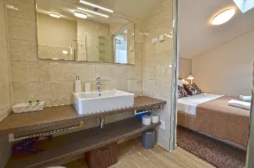 Air-Conditioned Apartment with Shared Pool in Golaš