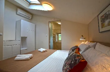 Air-Conditioned Apartment with Shared Pool in Golaš