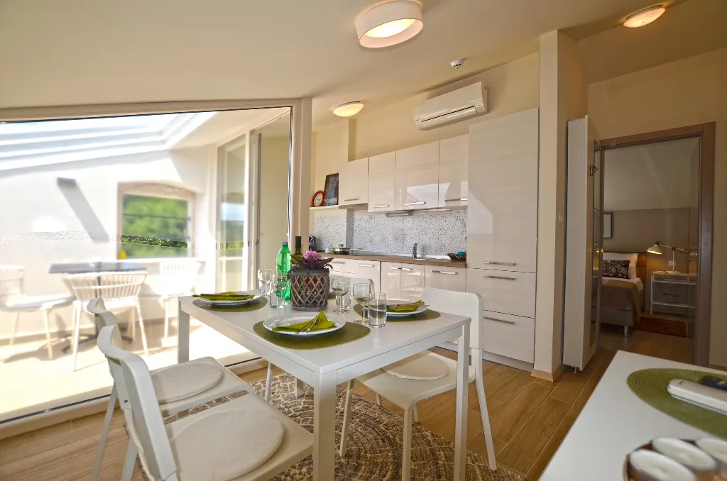 Air-Conditioned Apartment with Shared Pool in Golaš