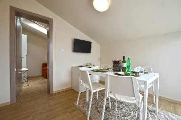 Air-Conditioned Apartment with Shared Pool in Golaš