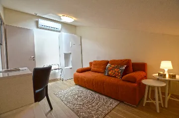 Air-Conditioned Apartment with Shared Pool in Golaš