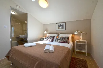 Air-Conditioned Apartment with Shared Pool in Golaš