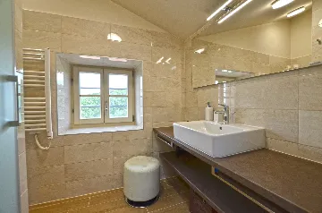 Air-Conditioned Apartment with Shared Pool in Golaš