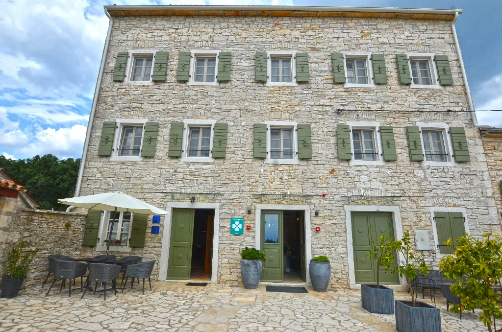 Air-Conditioned Apartment with Shared Pool in Golaš
