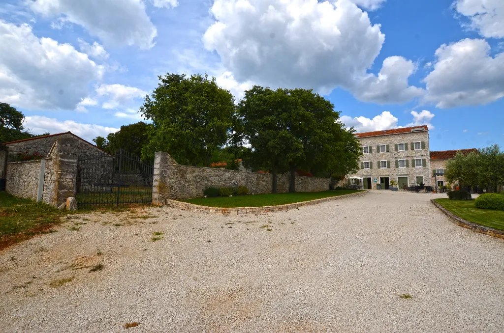 Air-Conditioned Apartment with Shared Pool in Golaš