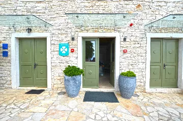 Air-Conditioned Apartment with Shared Pool in Golaš