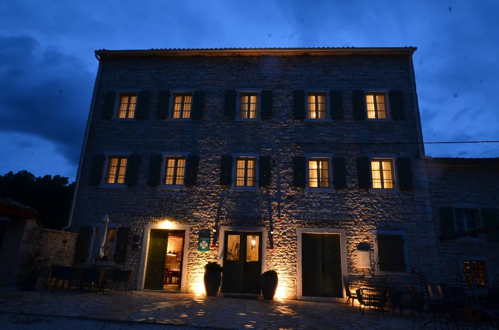 Air-Conditioned Apartment with Shared Pool in Golaš