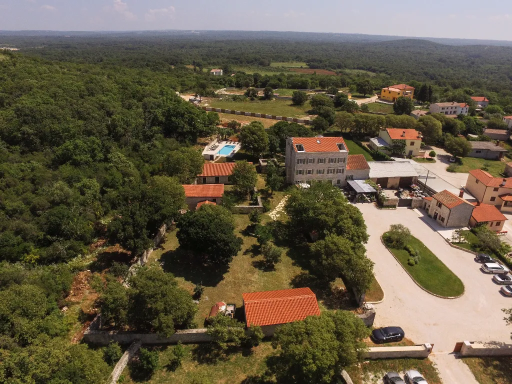 Air-Conditioned Apartment with Shared Pool in Golaš