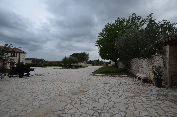 Air-Conditioned Apartment with Shared Pool in Golaš