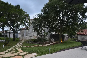 Air-Conditioned Apartment with Shared Pool in Golaš