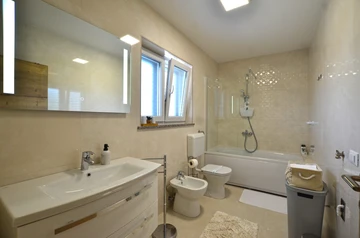 Holiday House in Bale for Up to 6 Guests