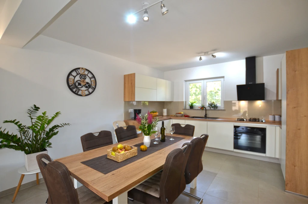Holiday House in Bale for Up to 6 Guests
