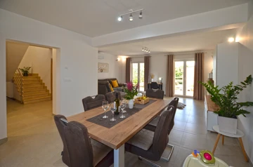 Holiday House in Bale for Up to 6 Guests