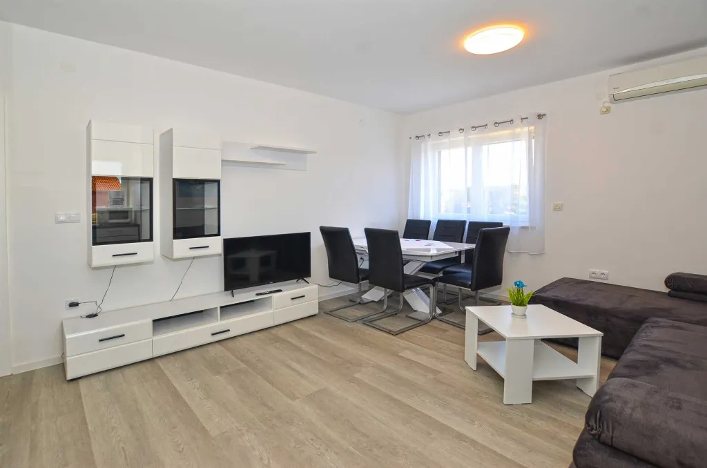 Rovinj 2-Bedroom Apartment with Balcony (Up to 6)