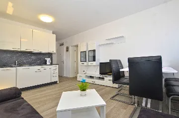 Rovinj 2-Bedroom Apartment with Balcony (Up to 6)