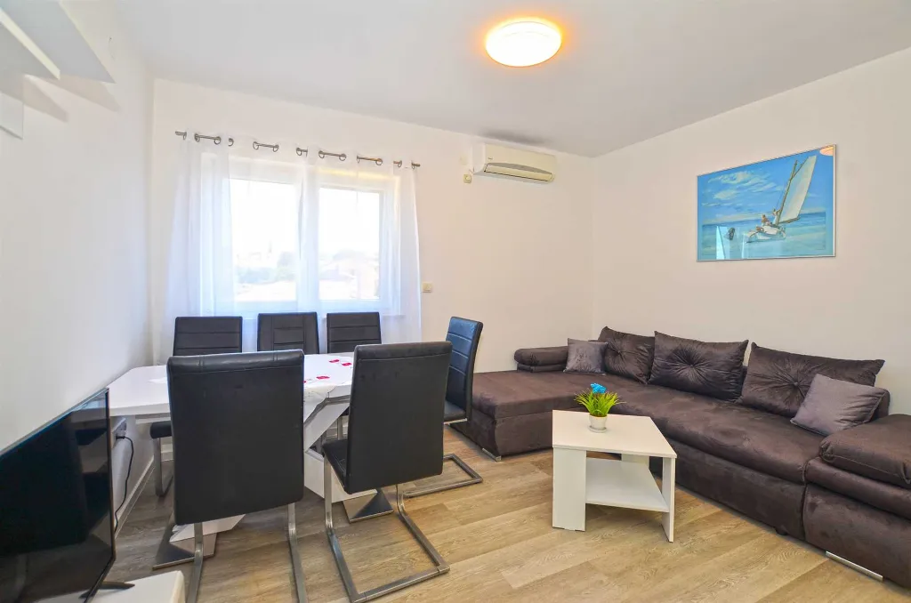 Rovinj 2-Bedroom Apartment with Balcony (Up to 6)