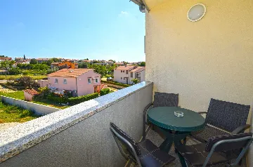 Rovinj Apartment for 4 Guests with Shared Pool