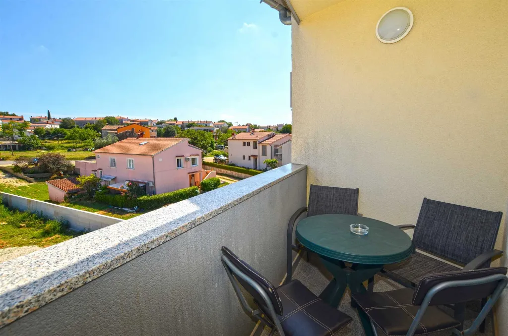 Rovinj Apartment for 4 Guests with Shared Pool