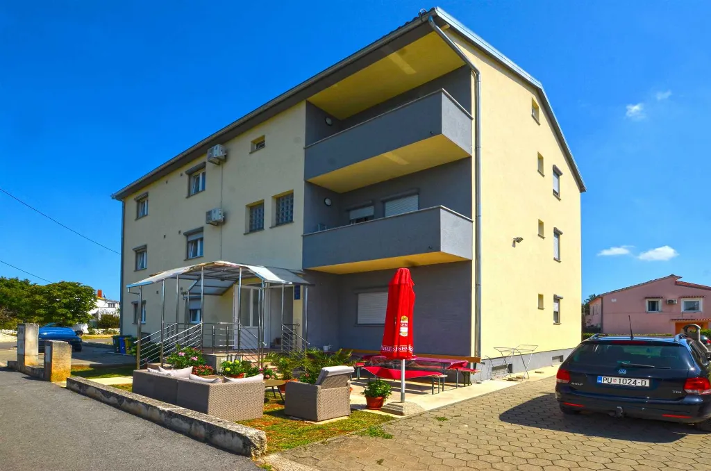 Rovinj Apartment for 4 Guests with Shared Pool
