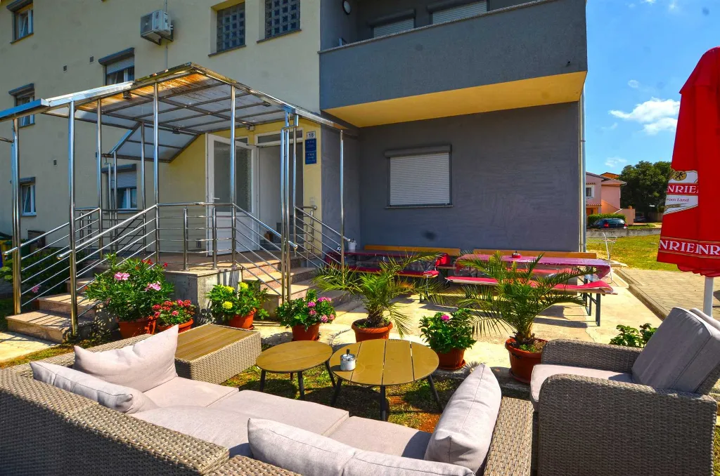 Rovinj Apartment for 4 Guests with Shared Pool