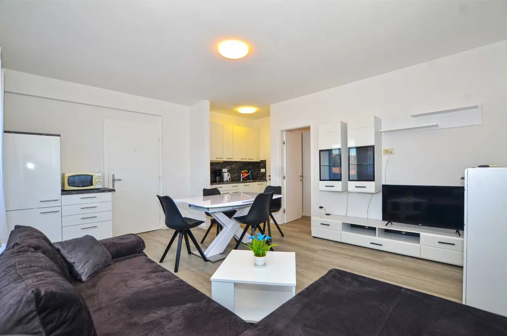 Rovinj Apartment for 4 Guests with Shared Pool