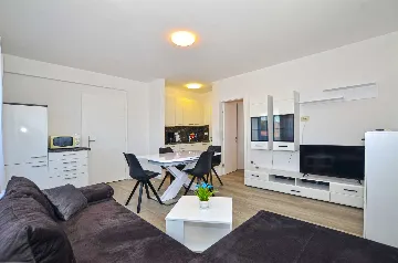 Rovinj Apartment for 4 Guests with Shared Pool