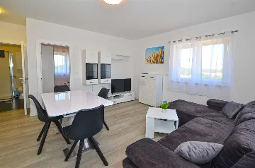 Rovinj Apartment for 4 Guests with Shared Pool