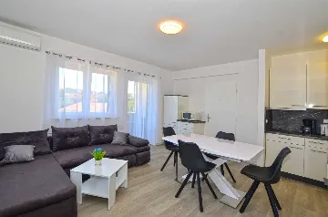 Rovinj Apartment for 4 Guests with Shared Pool