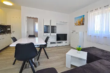 Rovinj Apartment for 4 Guests with Shared Pool