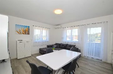 Rovinj Apartment for 4 Guests with Shared Pool