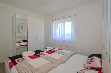 Rovinj Apartment for 4 Guests with Shared Pool