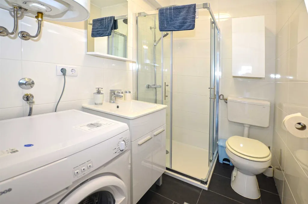 Rovinj Apartment for 4 Guests with Shared Pool