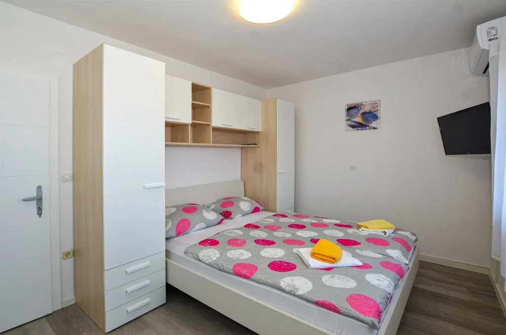 Apartment for 2 Guests in Rovinj with Shared Pool