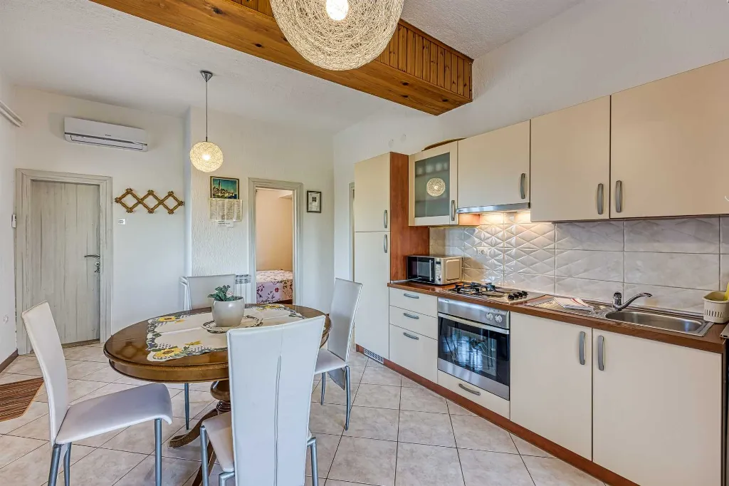 2-Bedroom Apartment in Rovinj for 4 Guests