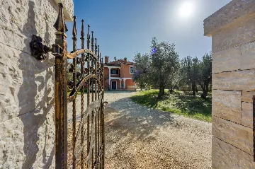 2-Bedroom Apartment in Rovinj for 4 Guests