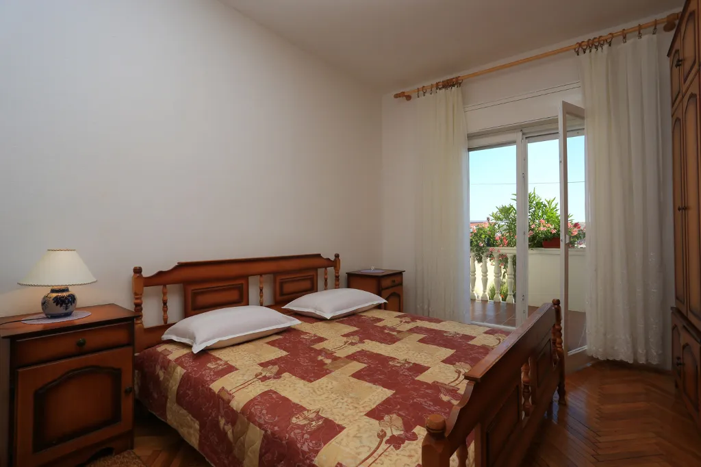 Dvosoban apartman u prizemlju-DINJIŠKA
