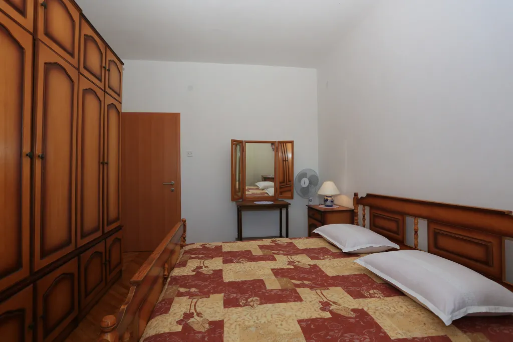 Dvosoban apartman u prizemlju-DINJIŠKA