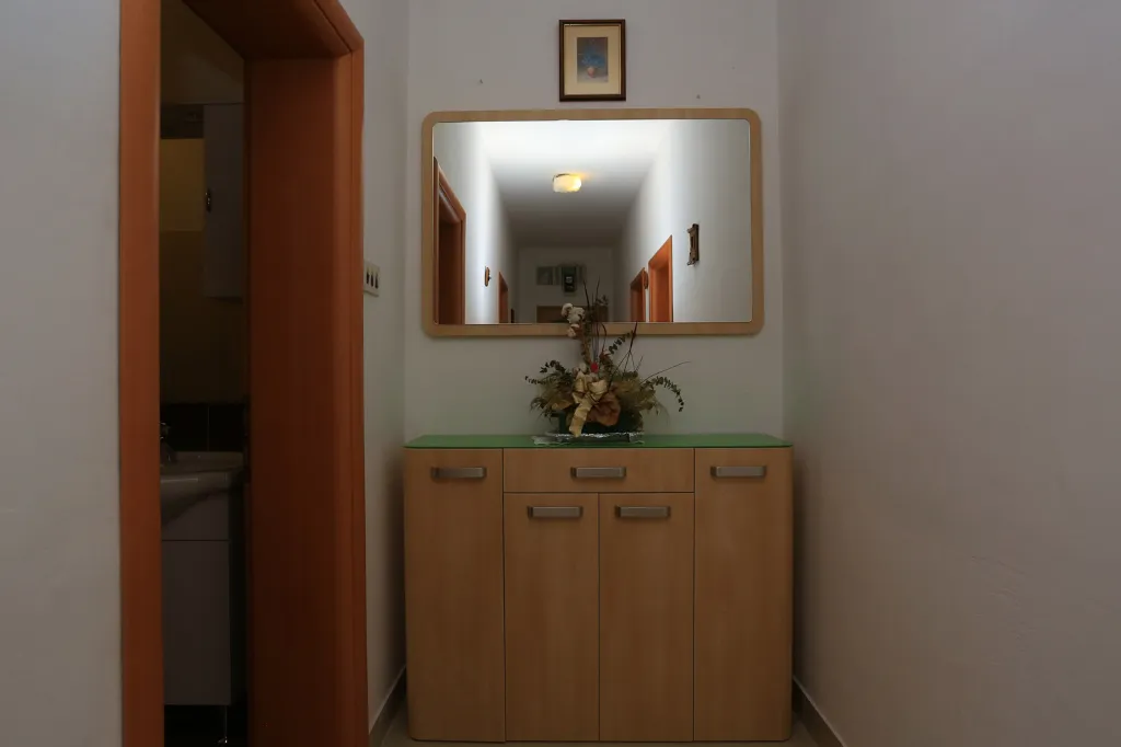 Dvosoban apartman u prizemlju-DINJIŠKA