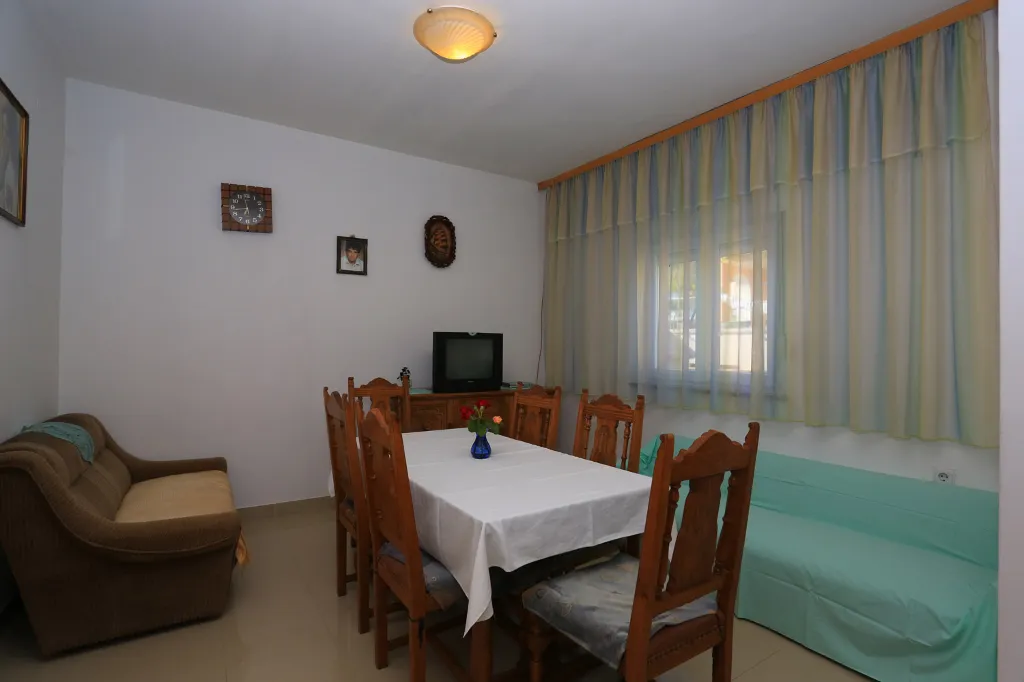 Dvosoban apartman u prizemlju-DINJIŠKA