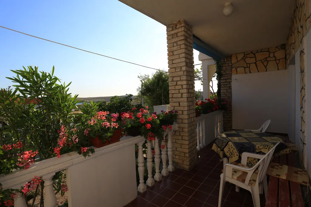 Dvosoban apartman u prizemlju-DINJIŠKA