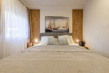 Air-Conditioned 3-Bedroom Holiday House in Starigrad