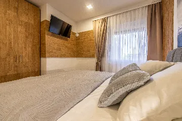 Air-Conditioned 3-Bedroom Holiday House in Starigrad