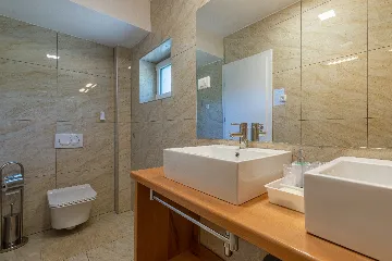 Air-Conditioned 3-Bedroom Holiday House in Starigrad