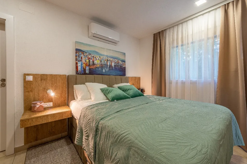 Air-Conditioned 3-Bedroom Holiday House in Starigrad