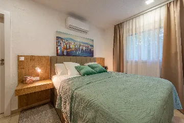 Air-Conditioned 3-Bedroom Holiday House in Starigrad