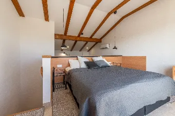 Air-Conditioned 3-Bedroom Holiday House in Starigrad