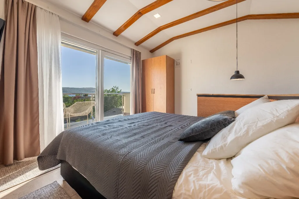 Air-Conditioned 3-Bedroom Holiday House in Starigrad