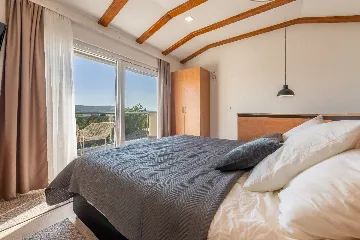 Air-Conditioned 3-Bedroom Holiday House in Starigrad