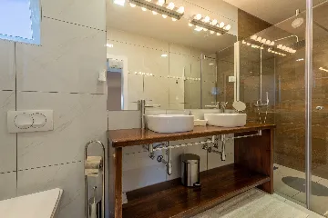 Air-Conditioned 3-Bedroom Holiday House in Starigrad