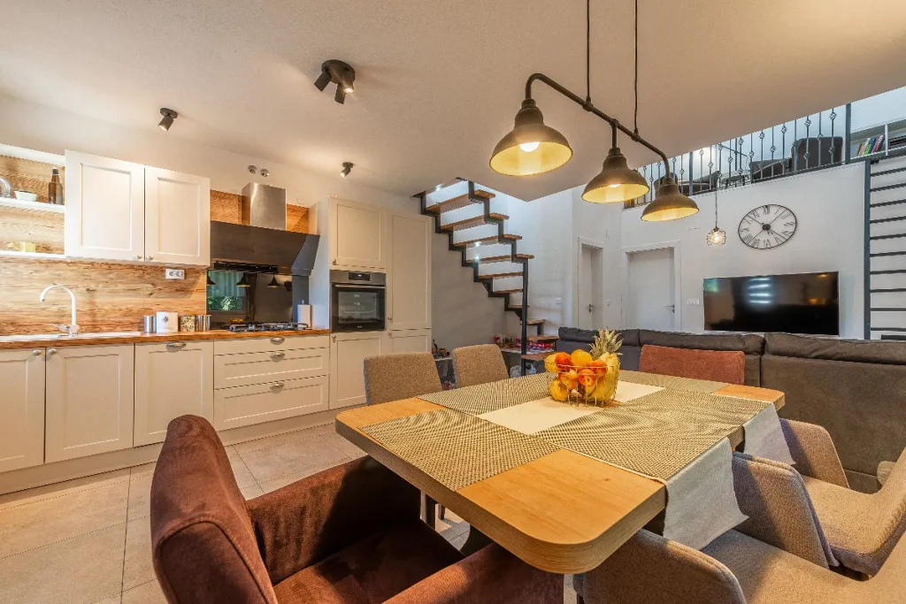 Air-Conditioned 3-Bedroom Holiday House in Starigrad